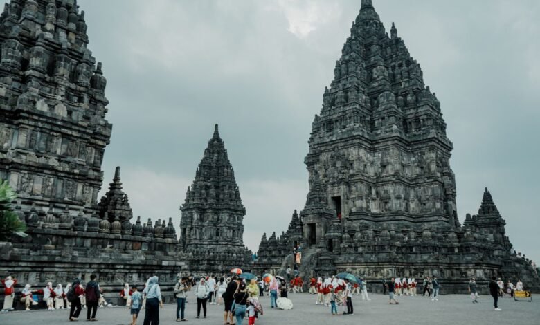 DAFTAR 10 DESTINASI WISATA RELIGI TERPOPULER DI INDONESIA IMG 20250203 120732