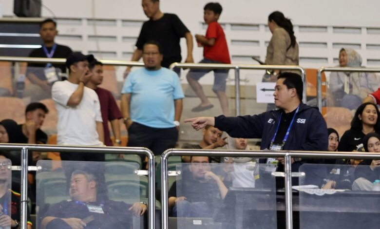 ERICK SEBUT KEDATANGAN WASIT ASING AGAR WASIT LOKAL MAKIN PROFESIONAL PATRICK KLUIVERT MENONTON LAGA DEWA UNITED MELAWAN PERSIJA JAKARTA 080225 YSW 5