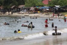 NIAT MANDI SUNNAH SEBELUM PUASA RAMADHAN, SUCIKAN DIRI JELANG IBADAH ANTARAFOTO TRADISI MANDI LAUT JELANG RAMADHAN 100324 SYF 1