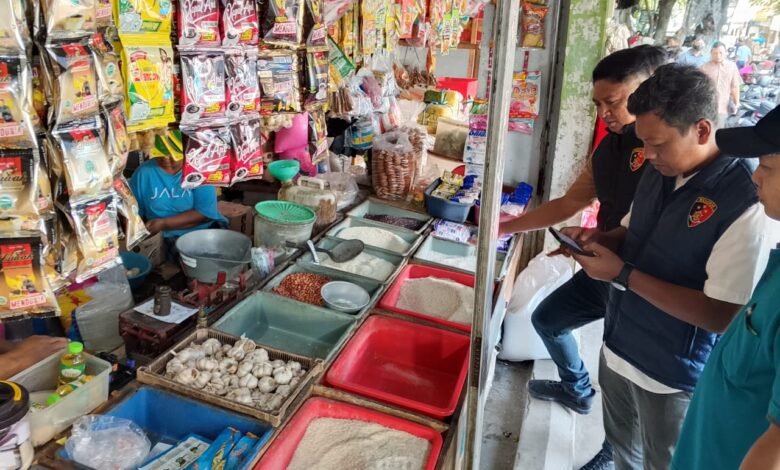 SIDAK PASAR SATGAS PANGAN POLRES NGANJUK PASTIKAN KETERSEDIAAN BAPOKTING AMAN JELANG IDUL FITRI 1000179013