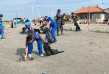 REFLEKSI HSN POLISI DAN MAHASISWA UIM BERSIHKAN SAMPAH DI DERMAGA BRANTA PESISIR PAMEKASAN 1000179014