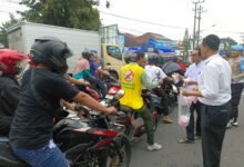 SEMANGAT RAMADHAN, POLRES KEDIRI KOTA BERBAGI TAKJIL PADA MASYARAKAT PENGGUNA JALAN 1000179399