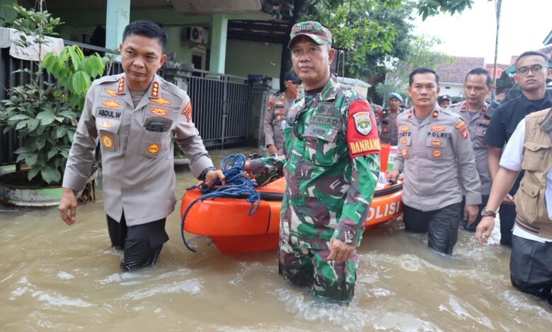 POLRI-TNI BAGIKAN MAKANAN KE WARGA TERDAMPAK BANJIR DI SAWANGAN, DEPOK 1000179648