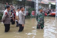 POLRI TURUN EVAKUASI BANTU WARGA KORBAN BANJIR DI BEKASI DAN DEPOK 1000180212