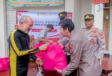 CERITA KAPOLSEK PESANGGRAHAN EVAKUASI WARGA BANJIR YANG TERJEBAK DARI LANTAI DUA 1000180231