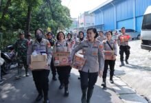 POLWAN TERJUN KE KEBON JERUK, SERAHKAN SNACK HINGGA SEMBAKO KE WARGA TERDAMPAK BANJIR 1000180393