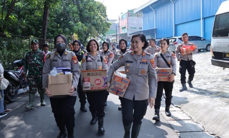 POLWAN TERJUN KE KEBON JERUK, SERAHKAN SNACK HINGGA SEMBAKO KE WARGA TERDAMPAK BANJIR 1000180393