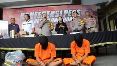 POLRES TULUNGAGUNG BESERTA JAJARANNYA UNGKAP KASUS PEMBUATAN DAN PENJUALAN BAHAN PELEDAK ILEGAL 1000181172