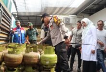 POLRESTA BANYUWANGI DAN FORKOPIMDA PASTIKAN STOK SEMBAKO DAN LPG 3 KG AMAN SELAMA RAMADHAN 1000181504