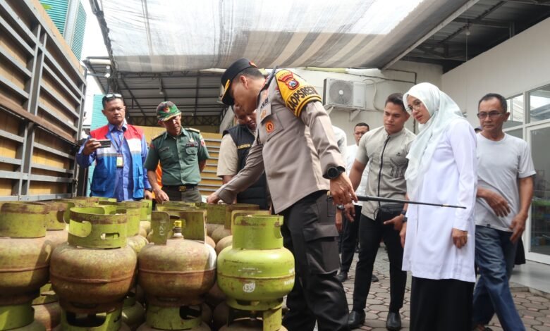 POLRESTA BANYUWANGI DAN FORKOPIMDA PASTIKAN STOK SEMBAKO DAN LPG 3 KG AMAN SELAMA RAMADHAN 1000181504