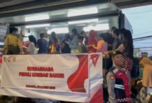 DIRIKAN DAPUR LAPANGAN, POLRI BAGIKAN 500 PORSI MAKANAN UNTUK KORBAN BAJIR RAWAJATI 1000182077