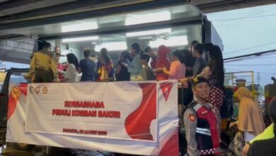 DIRIKAN DAPUR LAPANGAN, POLRI BAGIKAN 500 PORSI MAKANAN UNTUK KORBAN BAJIR RAWAJATI 1000182077