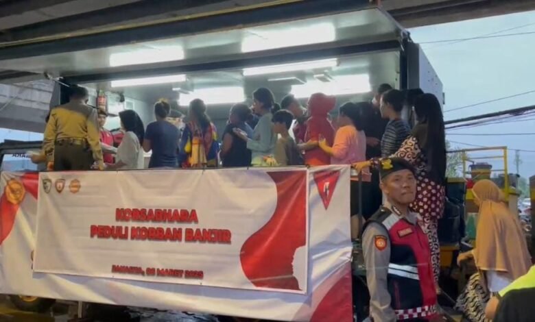 DIRIKAN DAPUR LAPANGAN, POLRI BAGIKAN 500 PORSI MAKANAN UNTUK KORBAN BAJIR RAWAJATI 1000182077