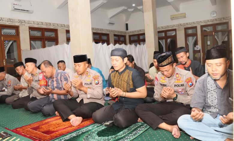 KAPOLRES KEDIRI KOTA MELAKSANAKAN SHOLAT TARAWIH BERJAMAAH BERSAMA MASYARAKAT DI MASJID BAITURAHIM 1000182086