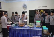 PIMPIN PATROLI SKALA BESAR, KAPOLRES TULUNGAGUNG SAHUR BERSAMA DAN SAFARI SUBUH DI KALIDAWIR 1000182349