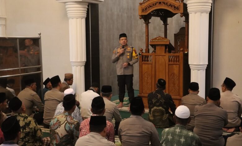 PIMPIN PATROLI SKALA BESAR, KAPOLRES TULUNGAGUNG SAHUR BERSAMA DAN SAFARI SUBUH DI REJOTANGAN 1000182868