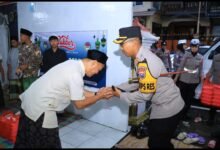 SAFARI RAMADHAN, POLRES NGAWI BERI BANTUAN KE PANTI ASUHAN AL MUNAWAROH 1000183178