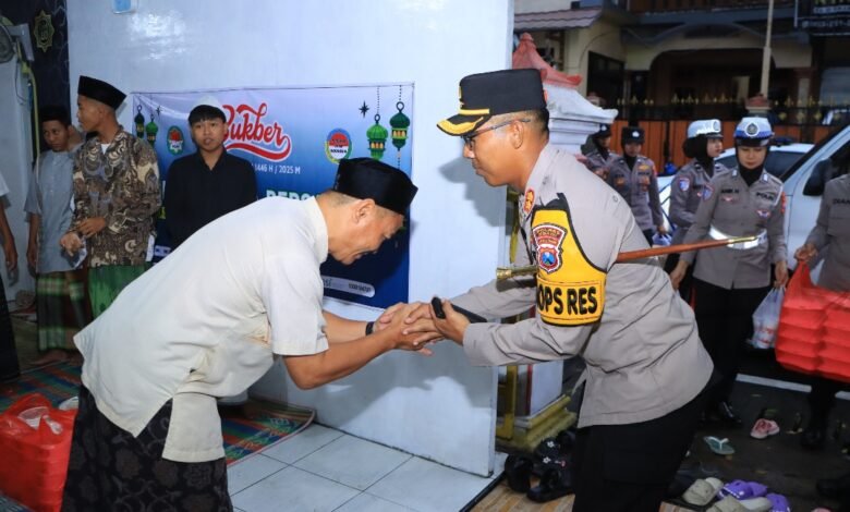 SAFARI RAMADHAN, POLRES NGAWI BERI BANTUAN KE PANTI ASUHAN AL MUNAWAROH 1000183178