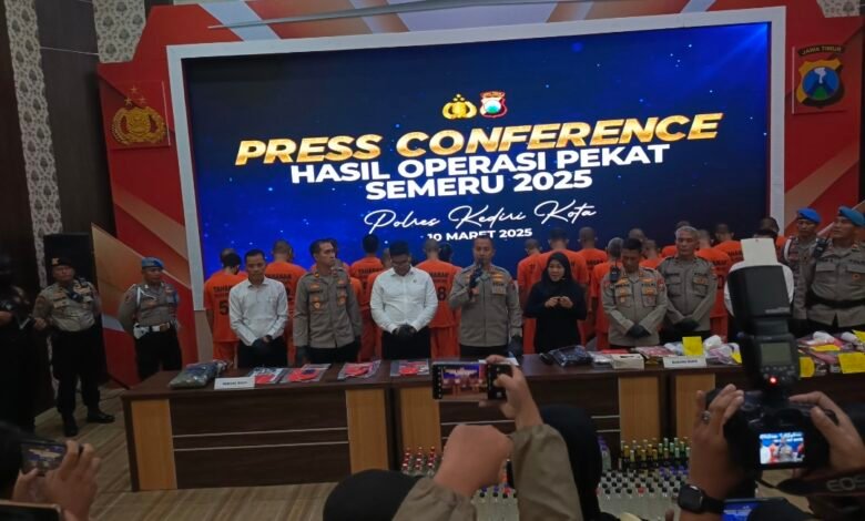 MENJELANG HARI RAYA IDUL FITRI, POLRES KEDIRI KOTA ADAKAN KONFERENSI PRESS HASIL OPERASI PEKAT 2025. 1000183423