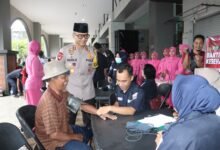 POLRES TRENGGALEK GELAR PENGOBATAN GRATIS DAN BERBAGI TAKJIL SAMBIL NGABUBURIT 1000183912