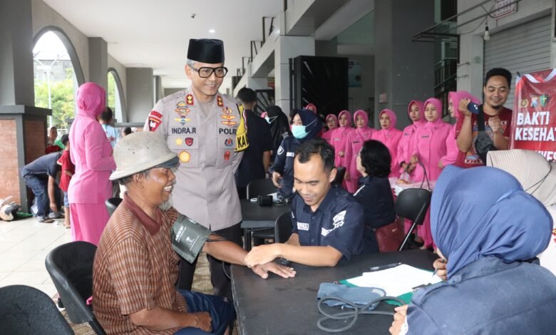 POLRES TRENGGALEK GELAR PENGOBATAN GRATIS DAN BERBAGI TAKJIL SAMBIL NGABUBURIT 1000183912