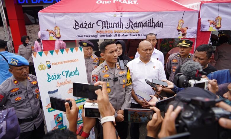 POLRES PONOROGO DAN BHAYANGKARI GELAR BAZAR MURAH RAMADHAN, WARGA SUMRINGAH 1000183922