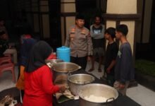 MAKAN SAHUR BERSAMA MASYARAKAT DI MAPOLRES, KAPOLRES KEDIRI KOTA SAMPAIKAN PESAN KAMTIBMAS 1000183963