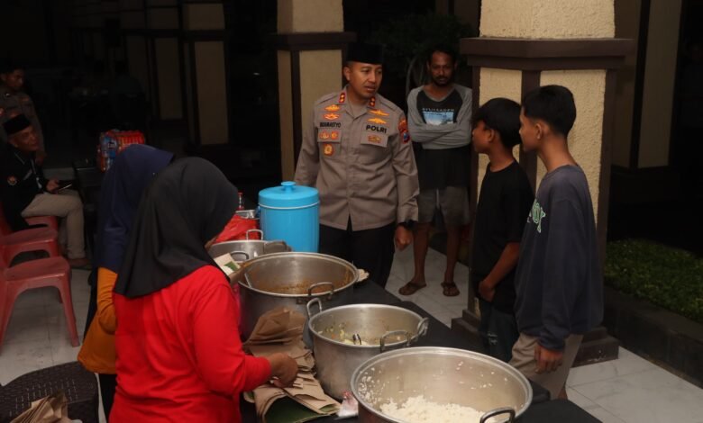 MAKAN SAHUR BERSAMA MASYARAKAT DI MAPOLRES, KAPOLRES KEDIRI KOTA SAMPAIKAN PESAN KAMTIBMAS 1000183963