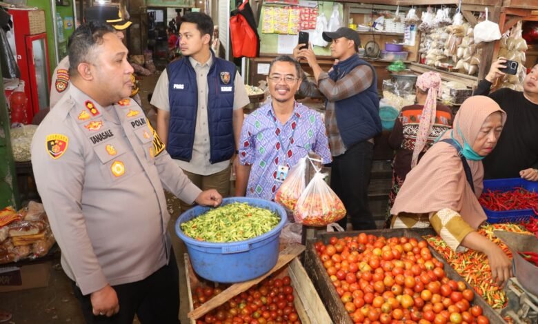 KAPOLRES PELABUHAN TANJUNGPERAK TINJAU SEJUMLAH PASAR PASTIKAN STOK BAPOKTING AMAN 1000184031