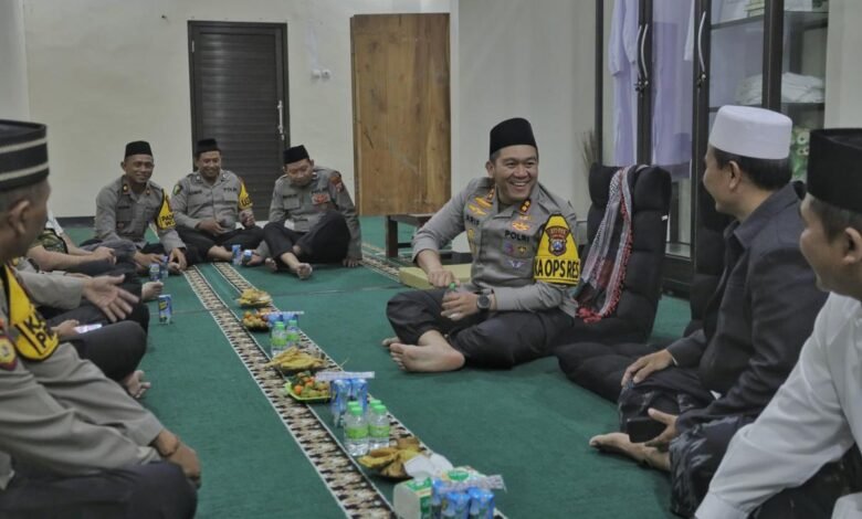 TARAWIH RAMADHAN KELILING KAPOLRES BLITAR AJAK WARGA JAGA KAMTIBMAS 1000184181