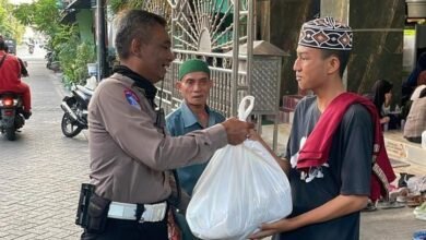 POLISI PEDULI, JELANG BERBUKA PUASA POLRESTABES SURABAYA PATROLI SAMBIL BERBAGI 1000184834