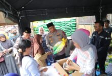 RAMADHAN BERKAH POLRES KEDIRI GELAR BAZAR MURAH MASYARAKAT SUMRINGAH 1000185694