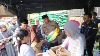 RAMADHAN BERKAH POLRES KEDIRI GELAR BAZAR MURAH MASYARAKAT SUMRINGAH 1000185694