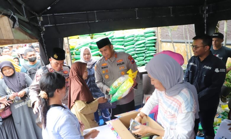 RAMADHAN BERKAH POLRES KEDIRI GELAR BAZAR MURAH MASYARAKAT SUMRINGAH 1000185694