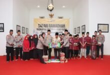 BERBAGI KEBAHAGIAAN DI BULAN RAMADHAN, KAPOLRES KEDIRI KOTA SANTUNI ANAK YATIM 1000185786