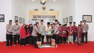 BERBAGI KEBAHAGIAAN DI BULAN RAMADHAN, KAPOLRES KEDIRI KOTA SANTUNI ANAK YATIM 1000185786