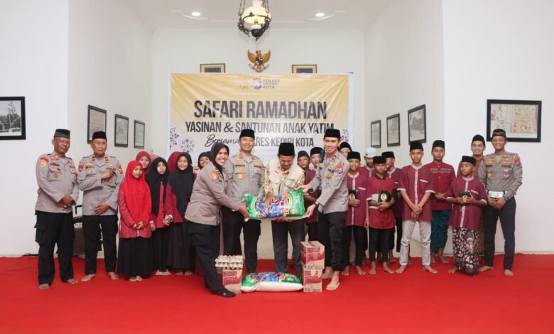 BERBAGI KEBAHAGIAAN DI BULAN RAMADHAN, KAPOLRES KEDIRI KOTA SANTUNI ANAK YATIM 1000185786