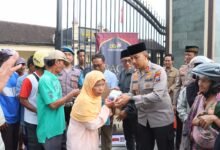 PERERAT SINERGISITAS POLRI DAN MEDIA KAPOLRES KEDIRI KOTA DAN WARTAWAN BAGIKAN TAKJIL 1000186289