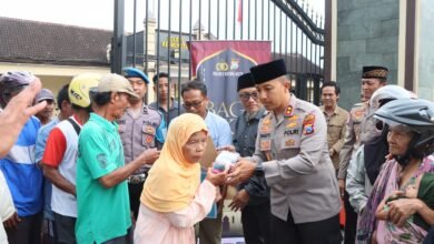 PERERAT SINERGISITAS POLRI DAN MEDIA KAPOLRES KEDIRI KOTA DAN WARTAWAN BAGIKAN TAKJIL 1000186289