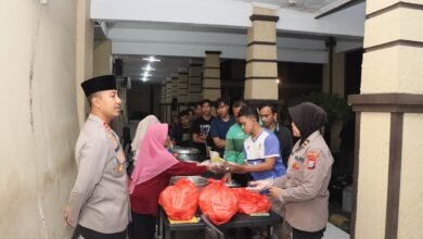 WARGA ANTUSIAS IKUT SAHUR BARENG POLISI YANG DIGELAR POLRES KEDIRI KOTA 1000188742