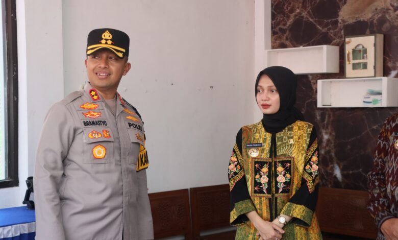 WALKOT VINANDA OPTIMIS SINERGI TNI-POLRI PASTIKAN PEMUDIK KOTA KEDIRI NYAMAN-AMAN 1000196344