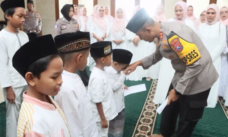NUZULUL QURAN, KAPOLRES KEDIRI KOTA BERSAMA BHAYANGKARI SANTUNI ANAK YATIM 1000196437