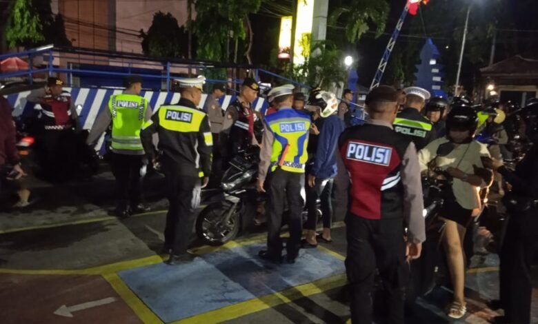 POLRES KEDIRI KOTA GELAR OPERASI CIPTA KONDISI, 77 PENGENDARA DITINDAK DALAM RAZIA MULTI SASARAN 14 42 37 IMG 20250302 WA0043