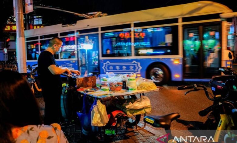 BERBUKA PUASA DENGAN MIE INSTAN, BAGAIMANA DAMPAKNYA BAGI KESEHATAN? 2023 05 30T010322Z 880291872 RC2271A2O83Q RTRMADP 3 CHINA ECONOMY HAWKERS