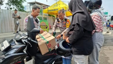 BANTU PEMUDIK KEHABISAN BENSIN, POLISI DI KOTA KEDIRI TUAI PUJIAN 1000204263