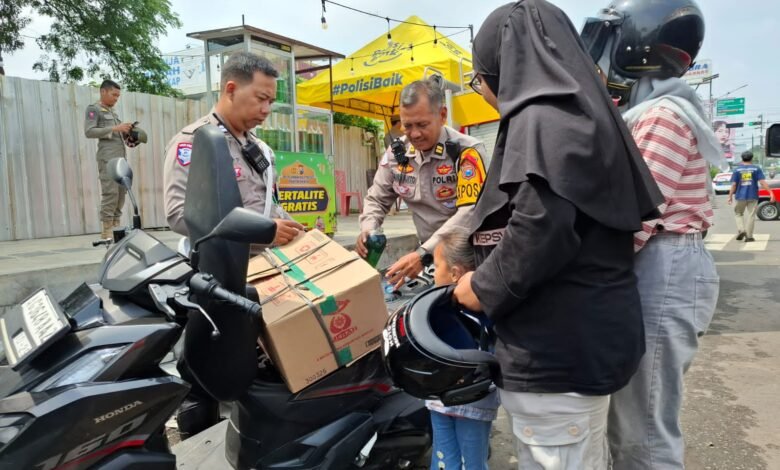BANTU PEMUDIK KEHABISAN BENSIN, POLISI DI KOTA KEDIRI TUAI PUJIAN 7 BANTU PEMUDIK KEHABISAN BENSIN, POLISI DI KOTA KEDIRI TUAI PUJIAN 1000204263