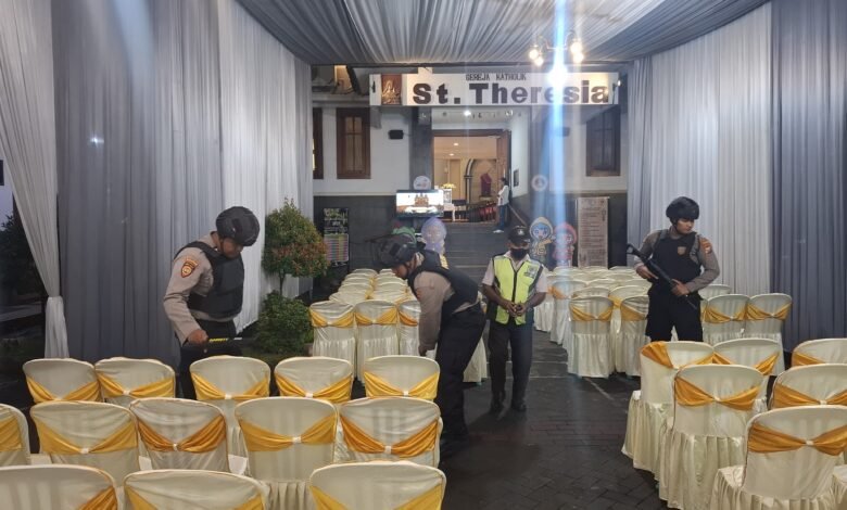 RANGKAIAN IBADAH PASKAH BERJALAN AMAN JEMAAT GEREJA DI PASURUAN APRESIASI POLISI 7 RANGKAIAN IBADAH PASKAH BERJALAN AMAN JEMAAT GEREJA DI PASURUAN APRESIASI POLISI 1000210473