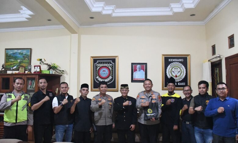 POLRES MADIUN KOTA JALIN KEDEKATAN, SOSIALISASIKAN APLIKASI BANTUAN POLISI DI PSHW 1000211680