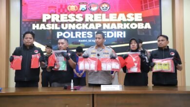POLRES KEDIRI BERHASIL GAGALKAN PEREDARAN NARKOBA, TIGA TERSANGKA DAN SABU HAMPIR 1 KG DIAMANKAN 1000213377