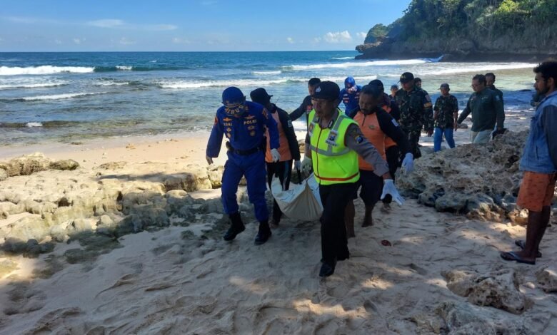 POLRES MALANG TANGANI INSIDEN LAKA LAUT, DUA NELAYAN YANG DIHANTAM OMBAK 1000216535